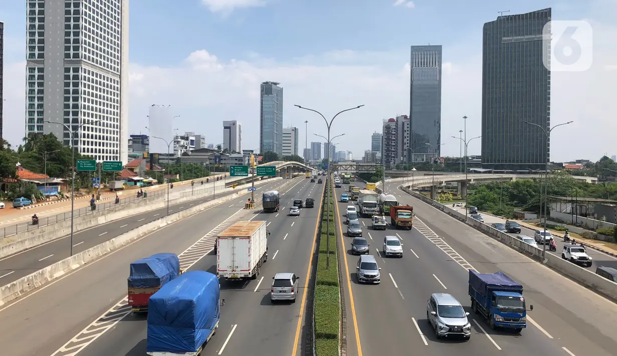 Kendaraan melintasi ruas jalan tol di Jakarta, Kamis (9/7/2020). Menteri Lingkungan Hidup dan Kehutanan, Siti Nurbaya, mengungkapkan pemerintah berencana menarik cukai emisi kendaraan bermotor. (Liputan6.com/Immanuel Antonius)