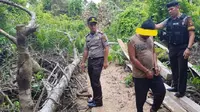 Jajaran Polres Tanjung Jabung Barat, Jambi menangkap pelaku perambahan hutan belum lama ini. (Liputan6.com/B Santoso)