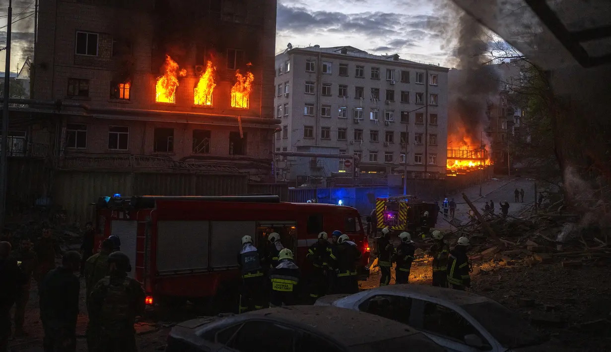 <p>Layanan darurat bekerja di lokasi ledakan di Kiev, Ukraina, Kamis (28/4/2022). Rusia menyerang Kiev tak lama setelah pertemuan antara Presiden Ukraina Volodymyr Zelenskyy dan Sekretaris Jenderal PBB António Guterres pada Kamis malam. (AP Photo/Emilio Morenatti)</p>