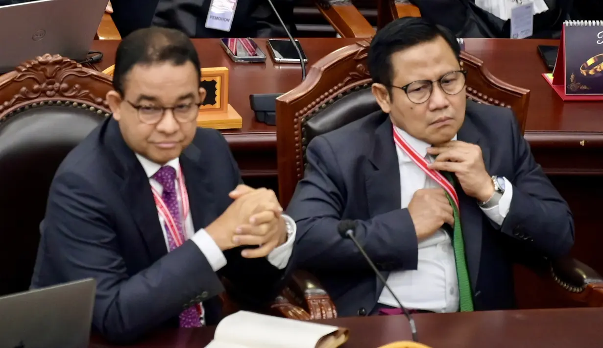 Ekspresi calon presiden dan calon wakil presiden nomor urut 1, Anies Baswedan dan Muhaimin Iskandar saat mendengarkan pembacaan putusan perkara Perselisihan Hasil Pemilihan Umum (PHPU) atau putusan sidang sengketa Pilpres 2024 di Mahkamah Konstitusi (MK), Senin (22/4/2024). (BAY ISMOYO / AFP)