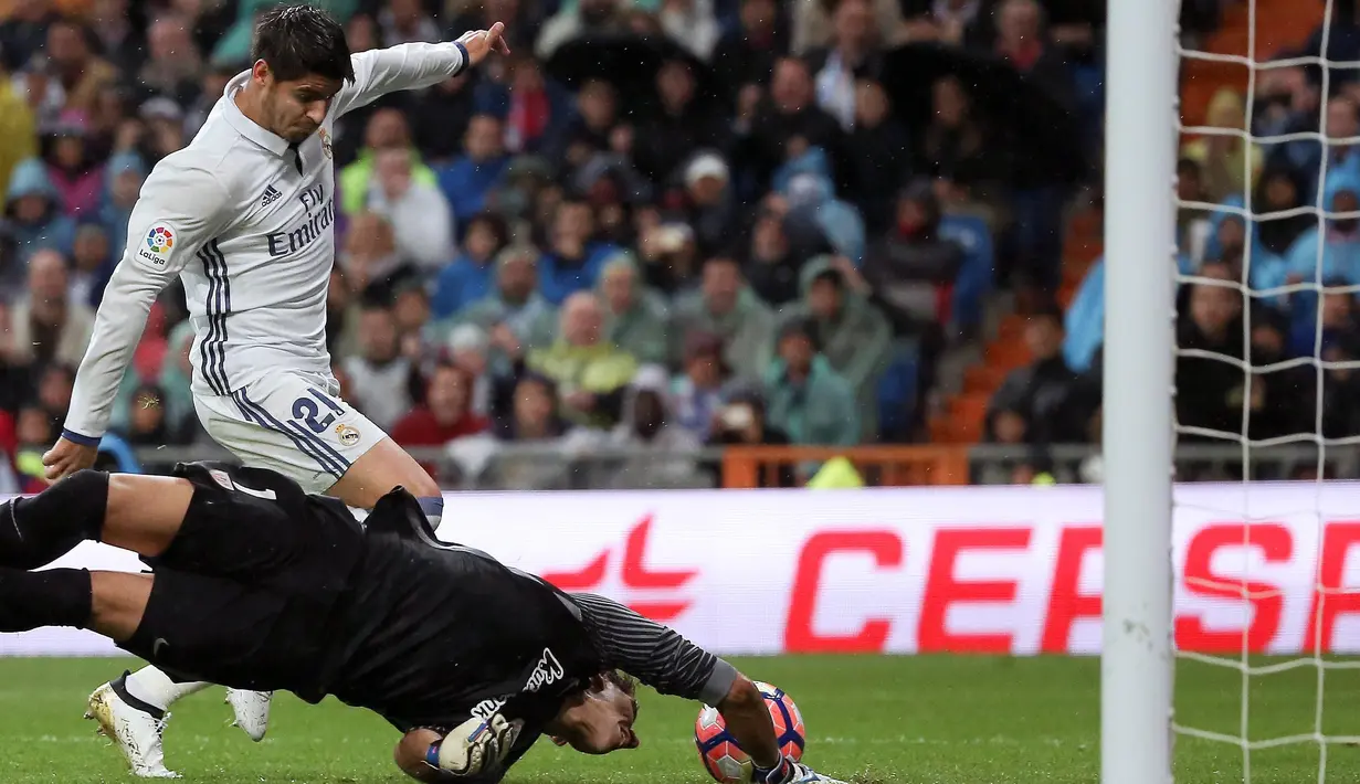 Aksi pemain Real Madrid, Alvaro Morata saat mencetak gol ke gawang Athletic Bilbao pada lanjutan La Liga di Santiago Bernabeu stadium, Madrid, senin (23/10/16) dini hari WIB. (REUTERS/Andrea Comas)