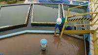 Petugas memeriksa proses penyaringan air milik PT Palyja di Instalasi Pengolahan Air (IPA), Jakarta, Rabu (29/8). Memasuki musim kemarau yang mengakibatkan adanya penurunan debit air di salah satu sumber air baku. (Liputan6.com/Herman Zakharia)