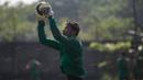 Kiper Awan Setho, menangkap bola saat mengikuti latihan untuk seleksi Timnas Indonesia U-19. (Bola.com/Vitalis Yogi Trisna)
