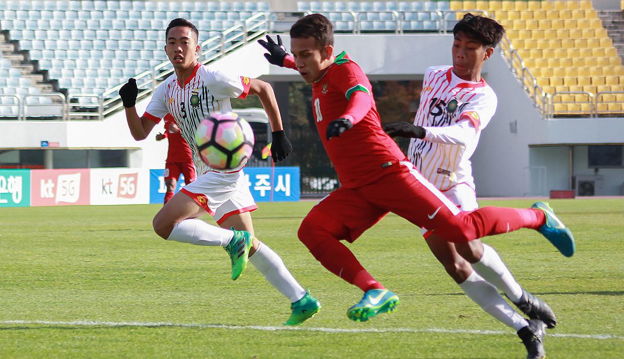 Gelandang Timnas Indonesia, Egy Maulana Vikri, berusaha melewati pemain Brunei U-19 pada laga kualifikasi Piala Asia U-19 di Stadion Puju Public, Gyeonggi, Selasa (31/10/2017). Timnas U-19 menang 5-0 atas Brunei. (Bola.com/Media PSSI)