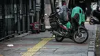 Pengendara motor beristirahat di jalur difabel trotoar di kawasan Sarinah, Jakarta, Rabu (6/1). Kondisi trotoar yang tidak steril ini menyulitkan pejalan kaki, terutama difabel saat melintas. (Liputan6.com/Faizal Fanani)