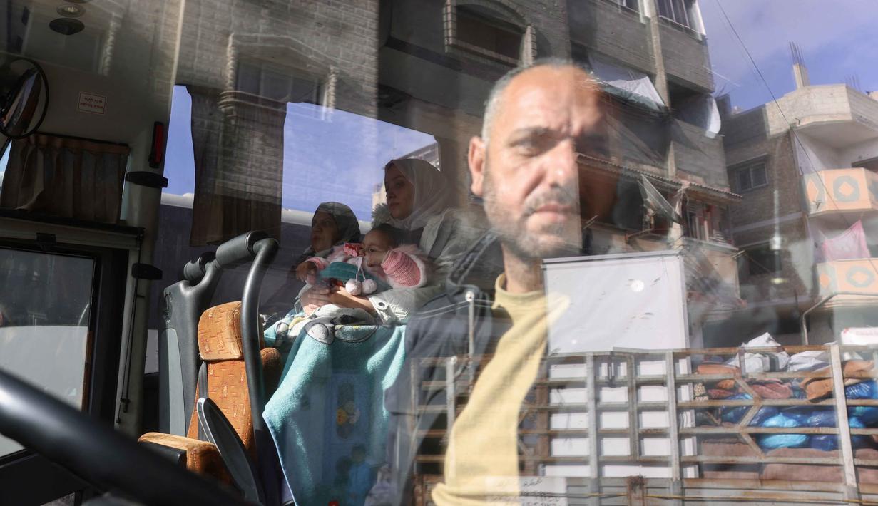 Menurut pejabat kesehatan Gaza, sekitar 20.000 anak-anak dan orang dewasa Palestina, yang membutuhkan perawatan medis, berharap dapat meninggalkan wilayah tersebut melalui perlintasan. Tampak dalam foto, seorang sopir bus melihat ke luar jendela sambil membawa pasien Palestina dan orang-orang yang terluka akibat perang, didampingi oleh kerabat mereka, saat mereka bersiap meninggalkan Jalur Gaza untuk perawatan di luar negeri melalui perlintasan Rafah, di Khan Yunis, di Jalur Gaza selatan pada Selasa 3 Februari 2026. (Bashar Taleb/AFP)