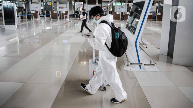 FOTO: Cegah Corona, Calon Penumpang di Bandara Soetta Pakai APD