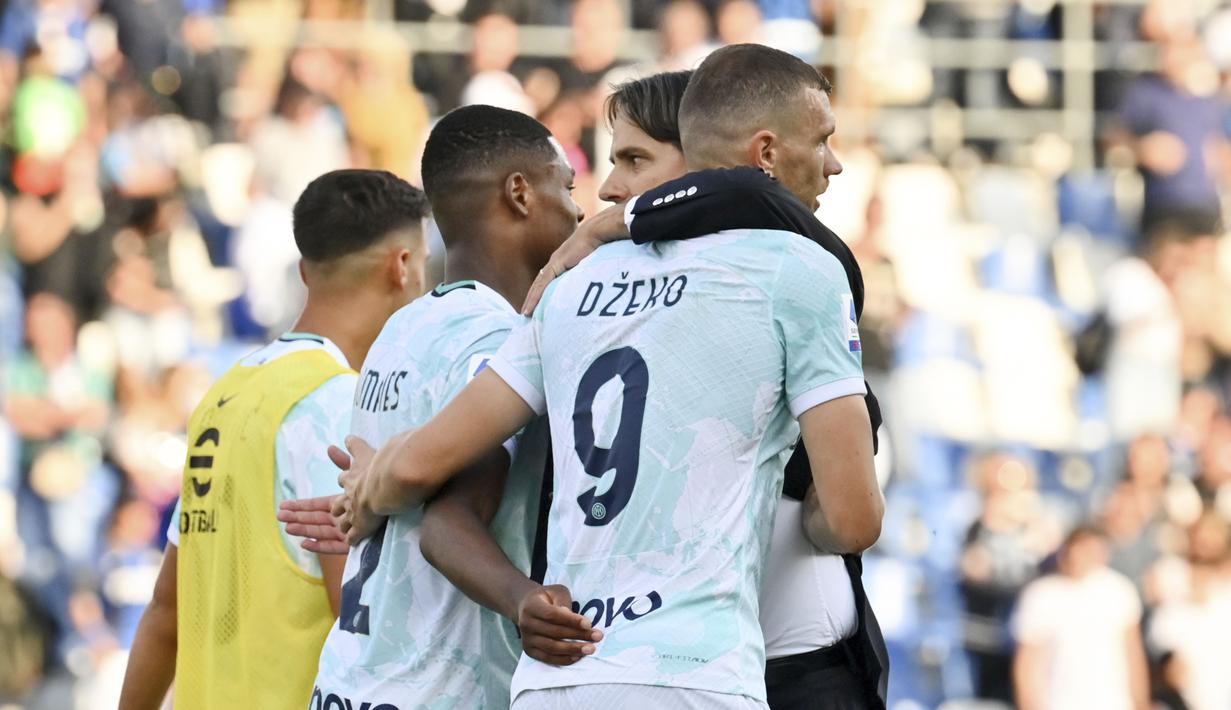 Inter Milan lebih dulu mengawali lagi pekan kesembilan melawan Sassuolo. Bermain di MAPEI Stadium kandang Sassuolo, anak asuh Simone Inzaghi menang dengan skor 2-1. Edin Dzeko memborong dua gol bagi kemenangan Inter Milan. (AP/LaPresse/Massimo Paolone)