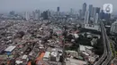 Foto dari ketinggian memperlihatkan kondisi pemukiman padat penduduk berlatar gedung bertingkat di Jakarta, Jumat (23/2/2024). (Liputan6.com/Angga Yuniar)