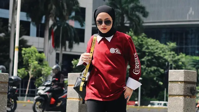 FOTO: Gaya Nissa Sabyan saat Pakai Kacamata Gelap, Tampil Menawan