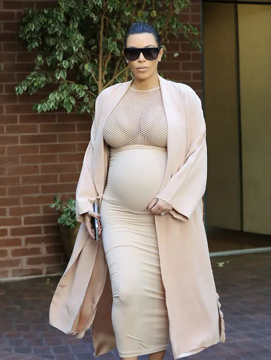 Tidak lama lagi hingga anak keduanya lahir, Kim Kardashian memamerkan tubuh hamilnya dengan busana ketat di tubuhnya di Beverly Hills pada hari Minggu (27/9/2015). (via dailymail.co.uk)