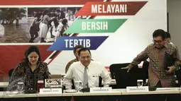 Menko PMK, Puan Maharani bersiap melakukan rapat koordinasi di Jakarta, Senin (6/2). Tahun ini pemerintah akan meningkatkan jumlah penerima bantuan sosial nontunai PKH dari 1,4 juta penerima manfaat menjadi 3 juta keluarga. (Liputan6.com/Faizal Fanani)