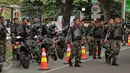 Sejumlah anggota TNI tampak berjaga di sekitar Gereja Santo Laurensius, Alam Sutra, Tangerang, Kamis (24/12). Hal ini agar menimbulkan rasa aman bagi para jemaat yang sedang melakukan ibadah. (Liputan6.com/Faisal R Syam)