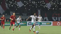 Pemain Timnas Indonesia U-19, Ronaldo Joybera R Junior Kwateh (kanan) berusaha melewati pemain Timnas Vietnam U-19 saat laga Grup A Piala AFF U-19 2022 antara Timnas Indonesia U-19 melawan Timnas Vietnam U-19 di Stadion Patriot Candrabhaga, Bekasi, Jawa Barat, Sabtu (2/7/2022). (Bola.com/Ikhwan Yanuar)