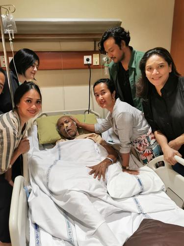 Personel Be3 menjenguk mendiang Chris Pattikawa (https://www.instagram.com/p/B6wfVr0n3Ca/)