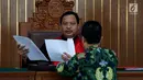 Hakim Kusno membaca dokumen saat sidang perdana praperadilan Ketua DPR Setya Novanto di PN Jakarta Selatan, Kamis (30/11). Seperti diketahui, Novanto untuk kedua kalinya ditetapkan sebagai tersangka kasus korupsi e-KTP oleh KPK. (Liputan6.com/Johan Tallo)