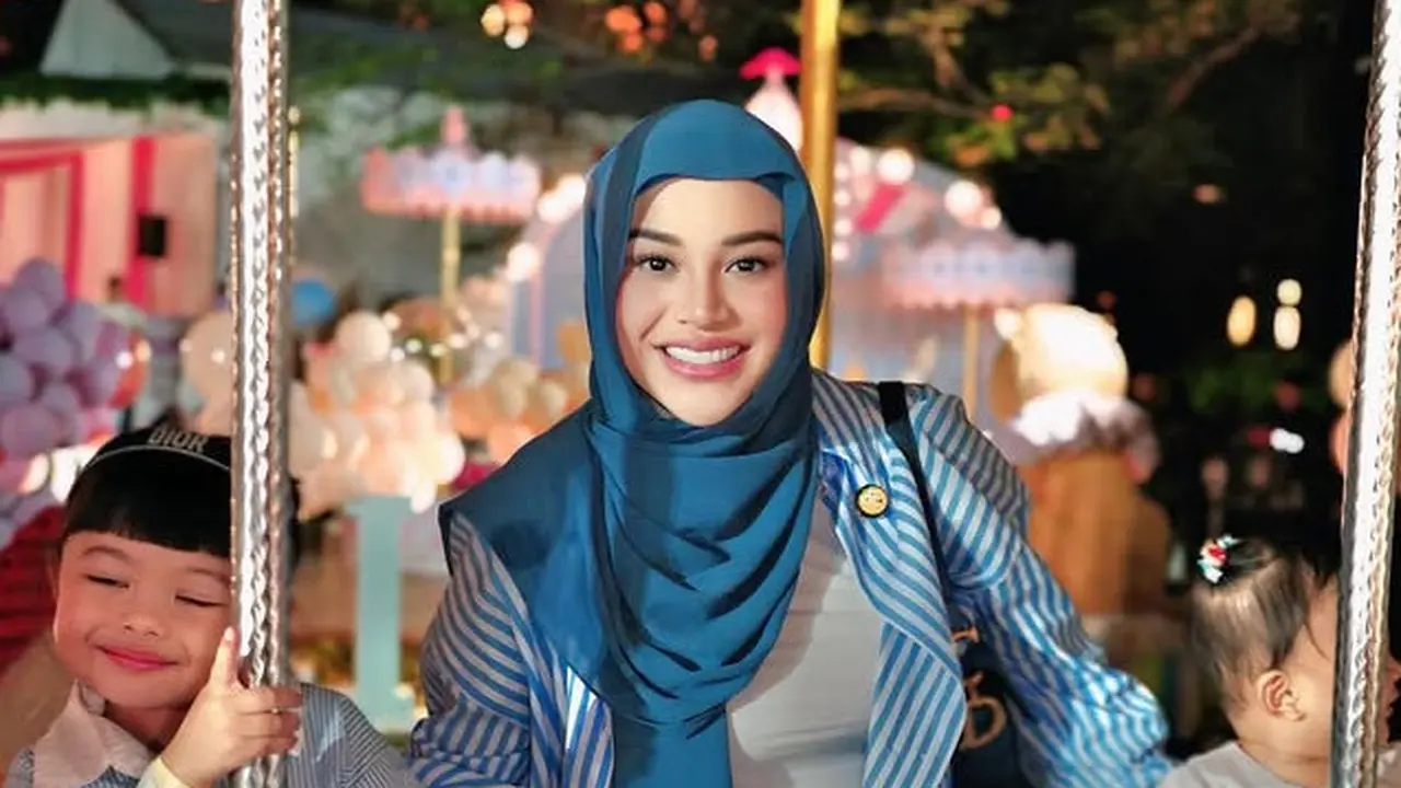Hijab Meleyot dari Aurel Hermansyah. [@aurelie.hermansyah]