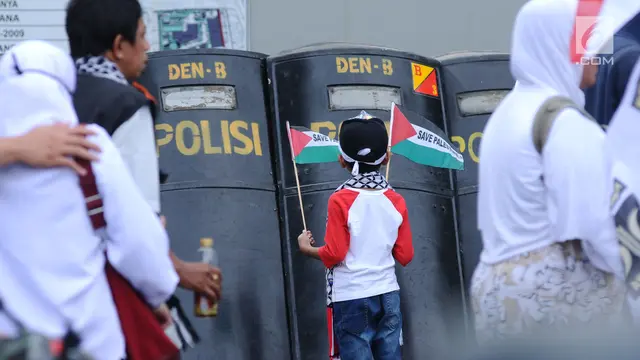 Pendemo Bela Palestina Kepung Kedubes AS di Jakarta
