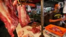 Pedagang melayani pembeli di Pasar Kebayoran Lama, Jakarta, Sabtu (16/5/2020). Permintaan daging sapi jelang Idul Fitri meningkat hingga 50 persen daripada hari biasa  mengakibatkan harga naik dari rata-rata Rp100 ribu per kilogram menjadi Rp120 ribu per kilogram. (Liputan6.com/Johan Tallo)