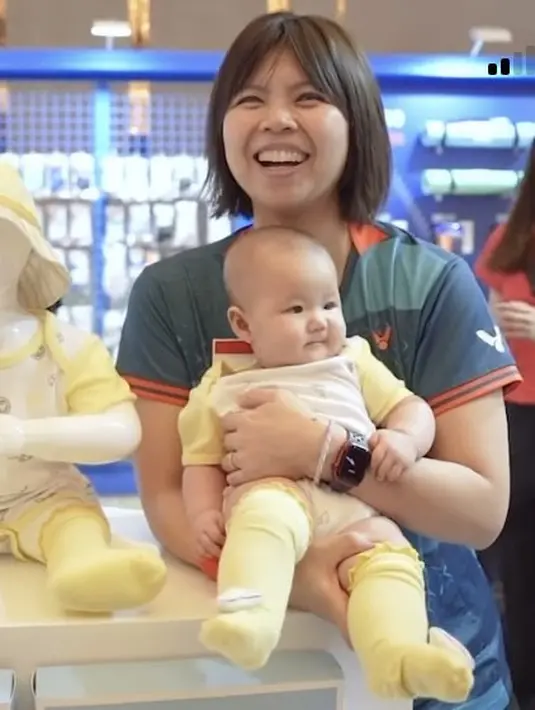 Berada di Cina, Gress mengenakan baju badmintonnya. Sementara si kecil tampil serba kuning.[Instagram/@greyspolii]
