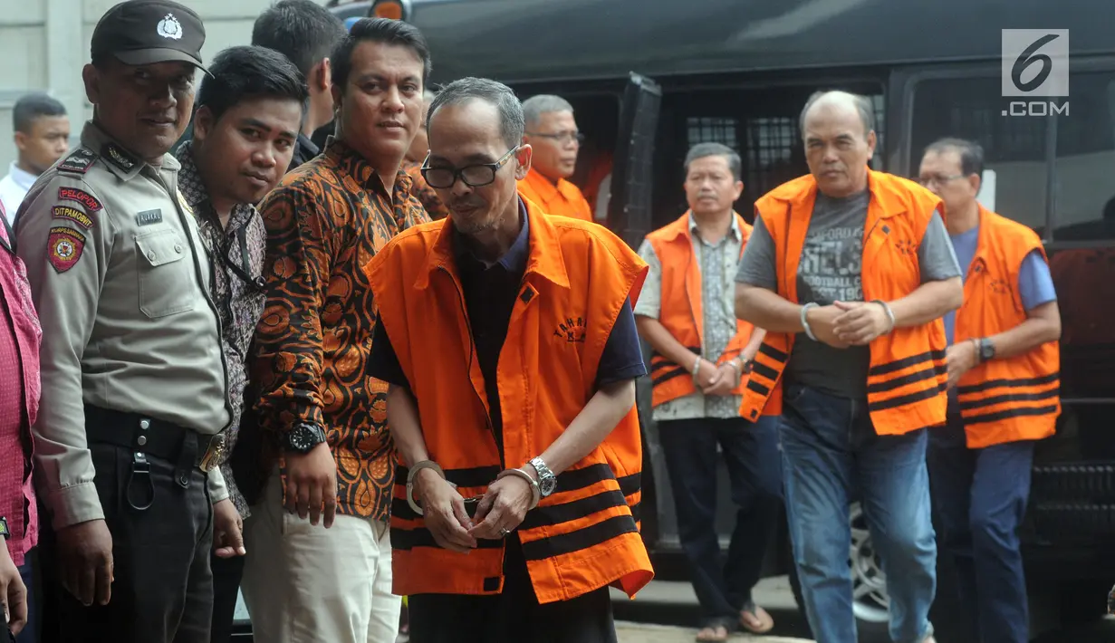 Sejumlah tahanan KPK tiba untuk melakukan pencoblosan di TPS 012 Guntur, Jakarta Selatan, Rabu (17/4). Sebanyak 63 tahanan KPK dengan memakai borgol tangan dan rompi oranye ikut menyalurkan hak pilihnya dalam Pemilu 2019. (merdeka.com/Dwi Narwoko)