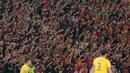 Aksi The Jakmania saat mendukung Persija Jakarta melawan Song Lam Nghe An FC pada laga Piala AFC 2018 di Stadion Utama GBK, Senayan, Jakarta, (13/3/2018). Persija Jakarta menang 1-0. (Bola.com/Nick Hanoatubun)