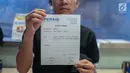 Mantan terpidana mati kasus pembunuhan Yusman Telaumbanua menunjukkan surat tanda terima usai pertemuan tertutup dengan pihak kontras terkait pelaporan mantan penasihat hukum Yusman di Kantor Peradi, Jakarta, Rabu (21/11).  (Liputan6.com/Faizal Fanani)