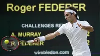 Petenis Swiss Roger Federer melepaskan pukulan keras saat menghadapi Andy Murray dari Inggris Raya di semifinal tenis Grand Slam Wimbledon di London, 10 Juli 2015 (REUTERS/Stefan Wermuth)