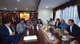 Koalisi Merah Putih (KMP) dan Koalisi Indonesia Hebat (KIH) bertemu untuk melakukan islah dan mengakhiri ketegangan antar mereka, Jakarta, Senin (10/11/2014) (Liputan6.com/Andrian M Tunay)