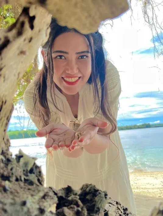 <p>Melalui postingan Instagram, Via Vallen tampak bahagia saat mengunjungi pantai dengan pasir putih dan air laut yang jernih. Via juga memperlihatkan senyumnya saat bermain dengan hewan laut. (Instagram/viavallen)</p>