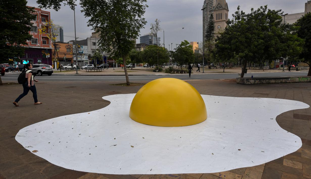 Foto udara dari intervensi perkotaan yang disebut "Eggcident" - sebuah peringatan akan parahnya pemanasan global - oleh seniman Belanda Henk Hofstra selama acara tahunan "Virada Sustentavel SP", di Sao Paulo, Brasil, pada 18 September 2020. (NELSON ALMEIDA / AFP)