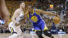 Pemain Golden State Warriors, Kevin Durant berusaha melewati pemain Utah Jazz, Gordon Hayward pada pertandingan Semifinal Wilayah Barat Playoffs NBA 2017 di Salt Lake City (5/6). Dalam pertandingan ini Durant tampil menawan. (AP Photo/Rick Bowmer)