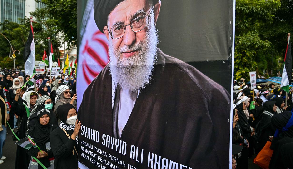Peringatan Hari Al-Quds Internasional menjadi bentuk solidaritas global mendukung kemerdekaan Palestina dan menolak pendudukan Israel di Yerusalem (Al-Quds). Tampak dalam foto poster pemimpin tertinggi Iran, Ayatollah Ali Khamenei yang gugur dalam serangan Amerika Serikat dan Israel pada akhir Februari lalu, selama berunjuk rasa memperingati Hari Al-Quds, di Surabaya, Jawa Timur, Jumat (13/3/2026). (Juni KRISWANTO/AFP)