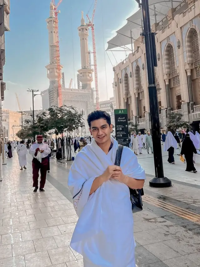 Teuku ryan tampil berbeda saat umroh. (credit:instagram.com/teukuryantr)