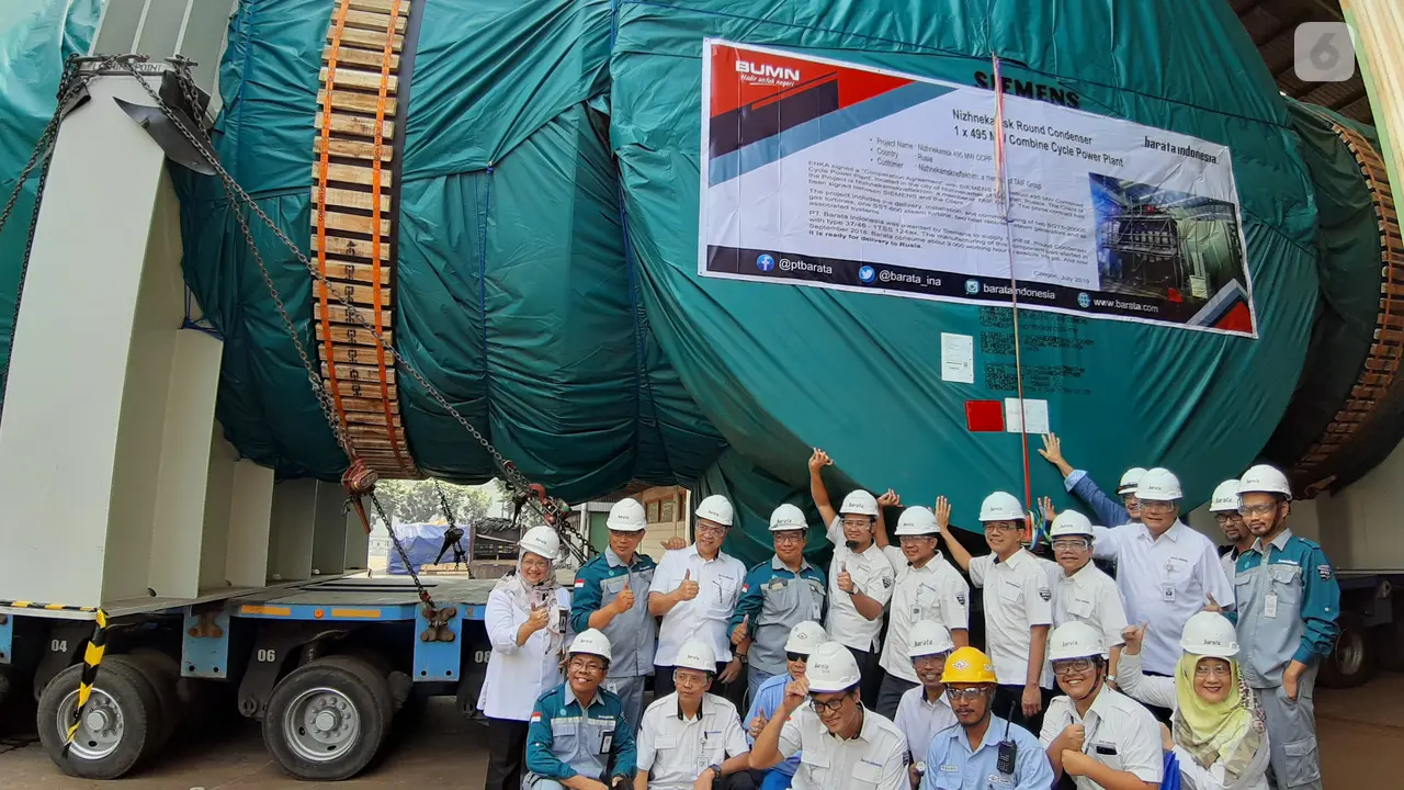 Tim PT Barata Indonesia (Persero) berfoto di depan kondensor yang akan dikirim ke Rusia.