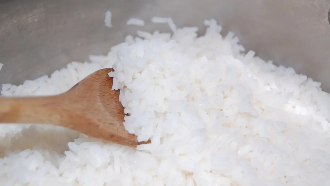 Masak Beras Pakai Minyak Kelapa, Kalori Nasi Berkurang