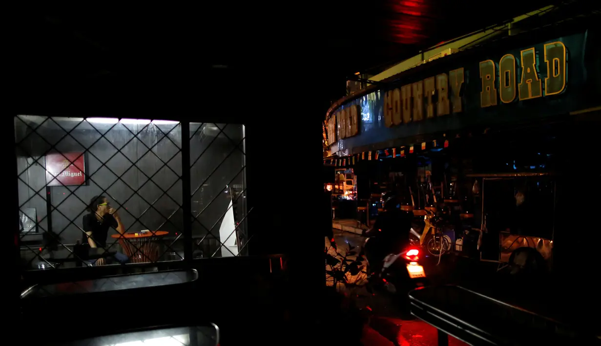 Lampu bar tempat hiburan malam dimatikan di sebuah kawasan prostitusi atau red-light district, Bangkok, Thailand, (17/10). Para wisatawan juga diminta unutk berpakaian sopan untuk menghormati Sang Raja Bhumibol Adulyadej. (REUTERS/Issei Kato)