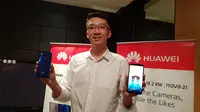 Deputy Country Director Huawei Indonesia Consumer Business Group Lo Khing Seng memegang smartphone Huawei Nova 2 Lite (Liputan6.com/ Agustin Setyo W)