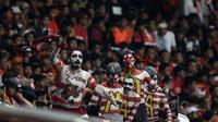 Suporter Madura United atau biasa disebut K-Conk mania setia mendukung timnya melawan Persija Jakarta pada lanjutan Liga 1 2017 di Stadion Patriot, Bekasi, Kamis (4/5/2017). Persija kalah dari Madura 0-1. (Bola.com/Nicklas Hanoatubun)