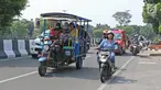 Sejumlah warga menaiki bak terbuka motor roda tiga menuju Kebun Binatang Ragunan di kawasan Jakarta, Minggu (9/6/2019). Selain melanggar aturan lalu lintas, perilaku tersebut juga sangat membahayakan keselamatan penumpang. (Liputan6.com/Herman Zakharia)