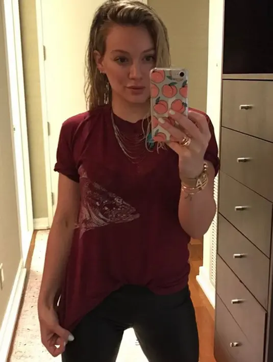 Saat ini Hilary menjadi seorang ibu tunggal yang mengurus anaknya seorang diri tanpa suami di sisinya. Di tengah kesibukannya, komentar tidak mengenakan selalu datang padanya, terlebih seperti yang terjadi baru-baru ini. (Instagram/Hilaryduff)