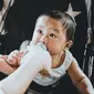 Botol susu bayi wajib bersih dan higienis/copyright: unsplash/rainier ridao