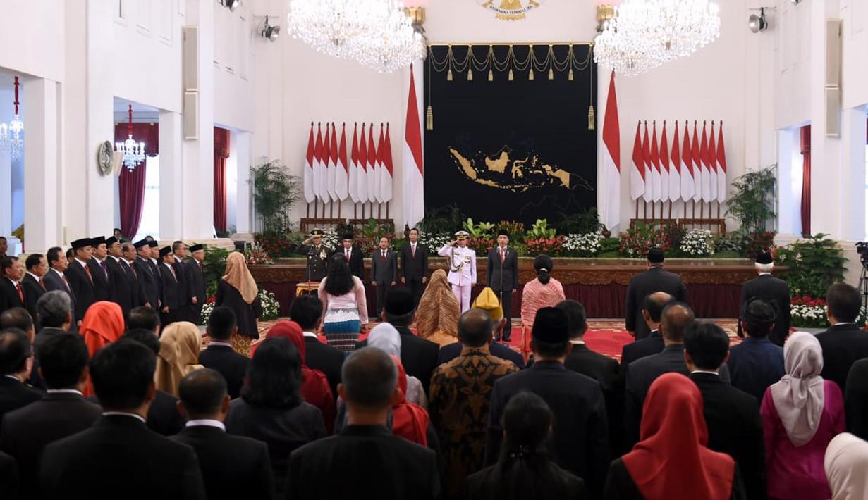 Suasana saat Presiden Joko Widodo memberikan gelar Pahlawan Nasional kepada enam tokoh di Istana Negara, Jakarta, Jumat (8/11/2019). Mereka adalah Ruhana Kuddus, Himayatuddin Muhammad Saidi, M Sardjito, Abdul Kahar Mudzakkir, A A Maramis, dan Masjkur. (Foto: Lukas-Biro Pers Sekretariat Presiden)