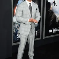 Banyak yang tak menyangka jika sosok pria bertubuh kekar seperti Dwayne Johnson mahir mengganti popok anaknya. (AFP/Bintang.com)