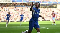 Pemain Chelsea, Raheem Sterling, melakukan selebrasi setelah mencetak gol ke gawang Burnley pada laga pekan ke-8 Premier League 2023/2024 di Stadion Turf Moor, Sabtu, (7/10/2023). The Blues menang dengan skor 4-1. (AFP/Oli Scarff)
