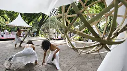 Kelompok Sajinah Seniman Solo melakukan adegan pada pertunjukan berjudul 'Menuju Putih' di Taman Suropati, Jakarta, Rabu (23/12). Pertunjukan itu merupakan bentuk ekspresi seniman dalam mewujudkan cita-cita Indonesia (Liputan6.com/Immanuel Antonius)