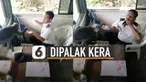 Pria ini sempat memberikan sedikit rotinya, namun kera itu masih ingin meminta roti yang dipegang pria tersebut.