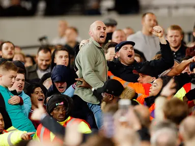 Para pendukung West Ham United yang memicu kerusuhan dengan pendukung Chelsea saat pertandingan Piala Liga Inggris (EFL Cup) di Stadion London, Inggris (26/10). The Hammers, julukan untuk West Ham menang dengan skor 2-1 atas Chelsea. (Reuters/John Sibley)