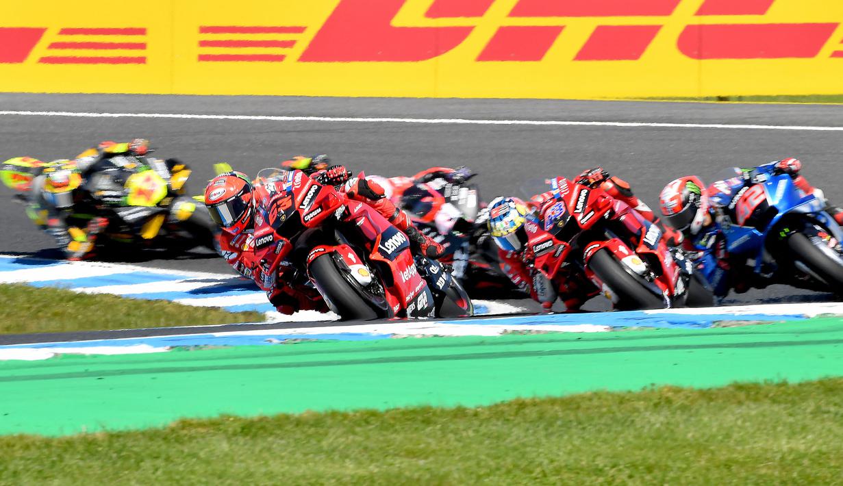 <p>Pebalap Ducati Lenovo, Francesco Bagnaia (depan) memimpin balapan saat MotoGP Australia 2022 yang berlangsung di Sirkuit Phillip Island pada Minggu (16/10/2022) pagi WIB. (AFP/Paul Crock)</p>