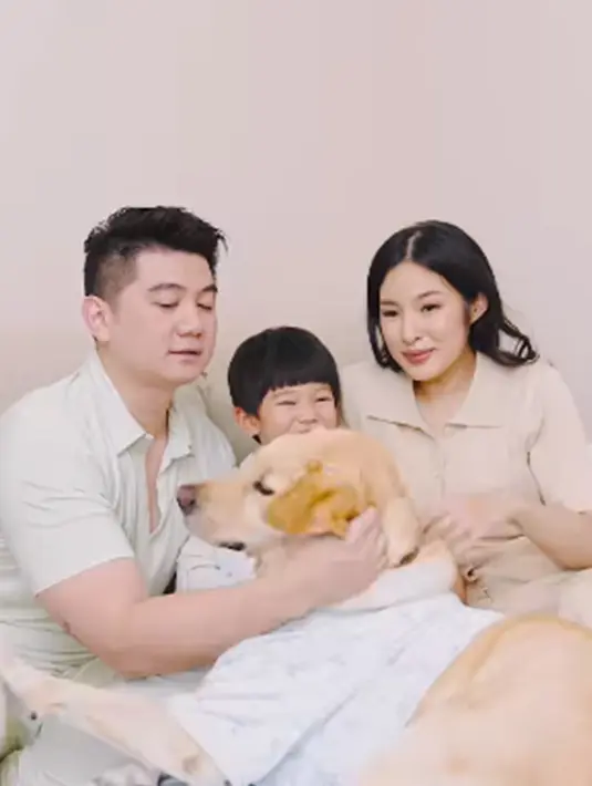 Melalui akun Instagram, baik Chef Arnold maupun sang istri juga kompak mengunggah momen bersama anak kedua. Bahkan, banyak pula yang menyebut jika anak kedua keluarga selebriti ini lebih mirip dengan Chef Arnold. (Liputan6.com/IG/@tiffanysoetanto)